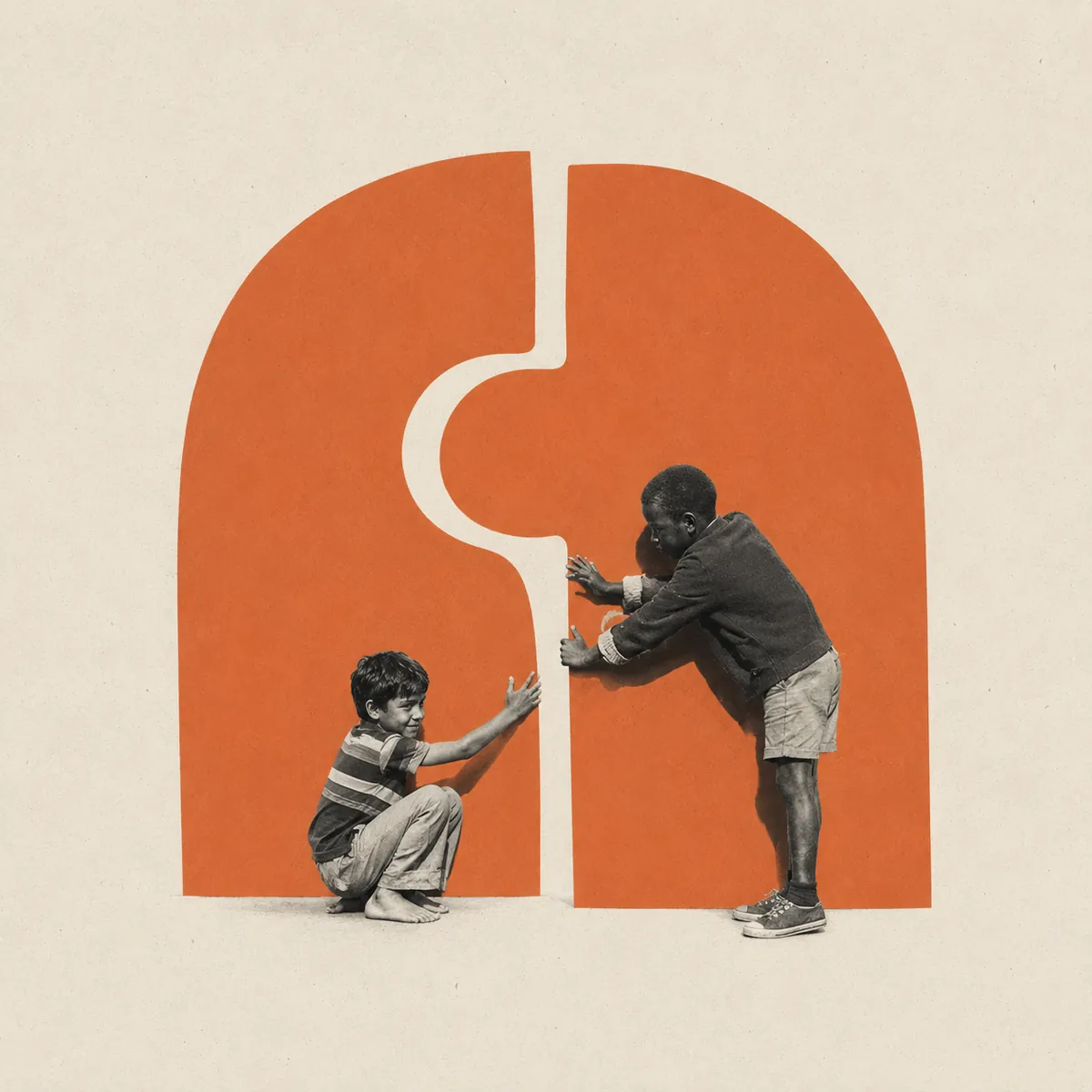 Dois meninos unem peças laranja de um quebra-cabeça gigante